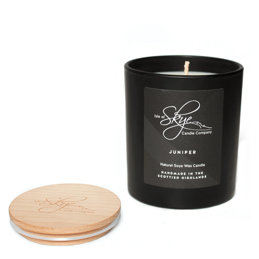 MoodCompanyNL - Geurkaars Jeneverbes (Juniper) Large - 45 uur - Sojawas - Isle of Skye Candle - 5060346380117