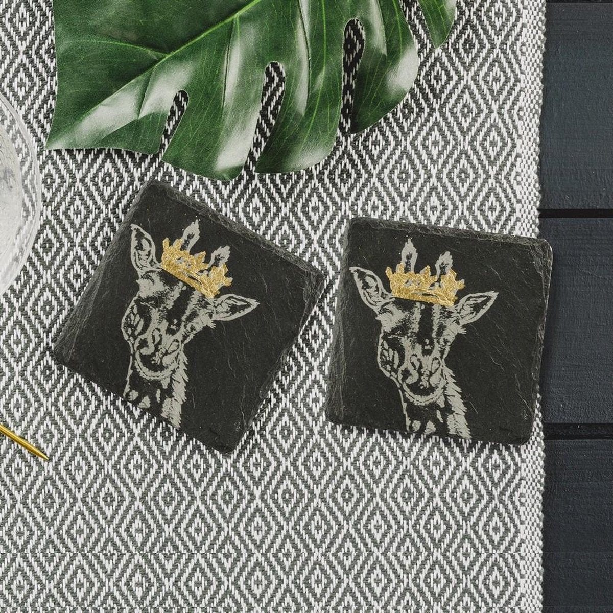 MoodCompanyNL - Onderzetters Giraffe met gouden kroon - Gegraveerd - Leisteen - Just Slate Company Scotland - 5060426287237