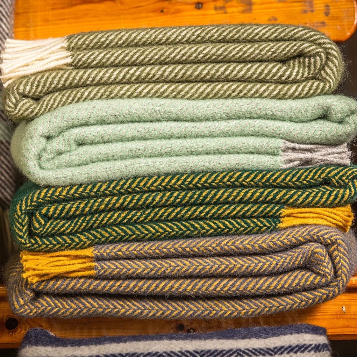 Plaid Visgraat Blauw en Mosterd geel - 150x183 - Nieuw Wol - Tweedmill UK by MoodCompanyNL