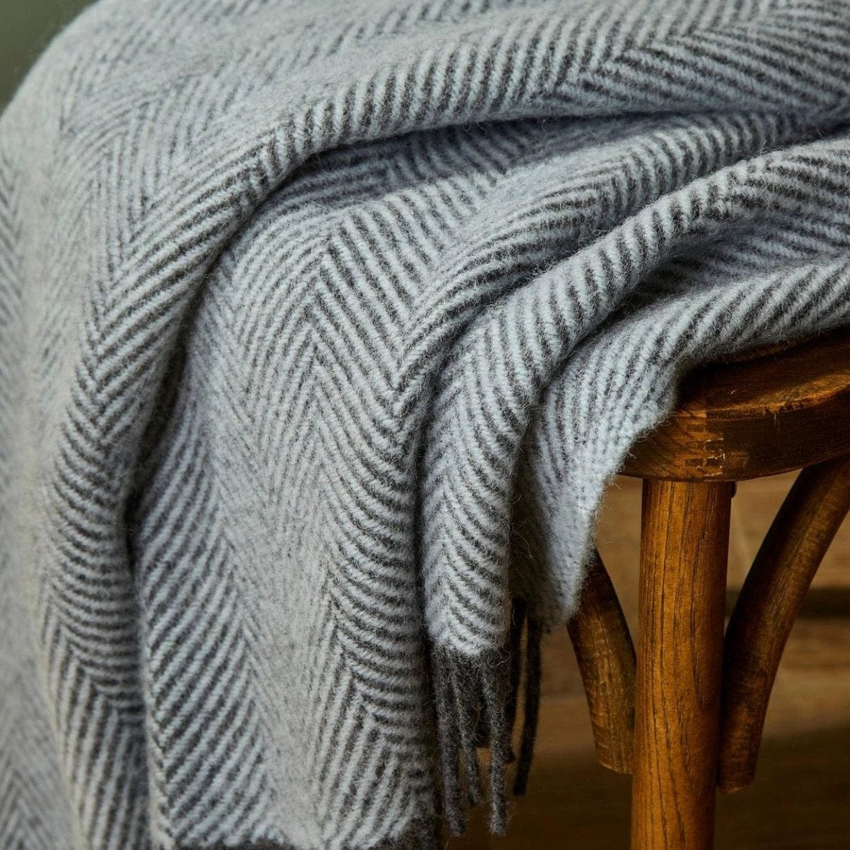 Plaid Visgraat Lichtblauw met Donkergrijs - 150x183 - Nieuw Wol - Tweedmill UK by MoodCompanyNL