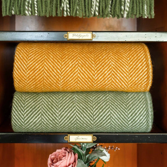 MoodCompanyNL - Plaid Visgraat Olijf Groen - 150x183 - Nieuw Wol - Tweedmill UK - 5060067700690