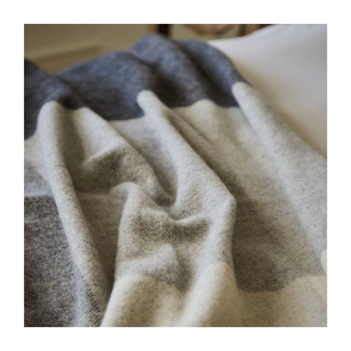 Sprei Paddock Check Charcoal – Pure New Wool – 140x240 - Tweedmill by Mood Company