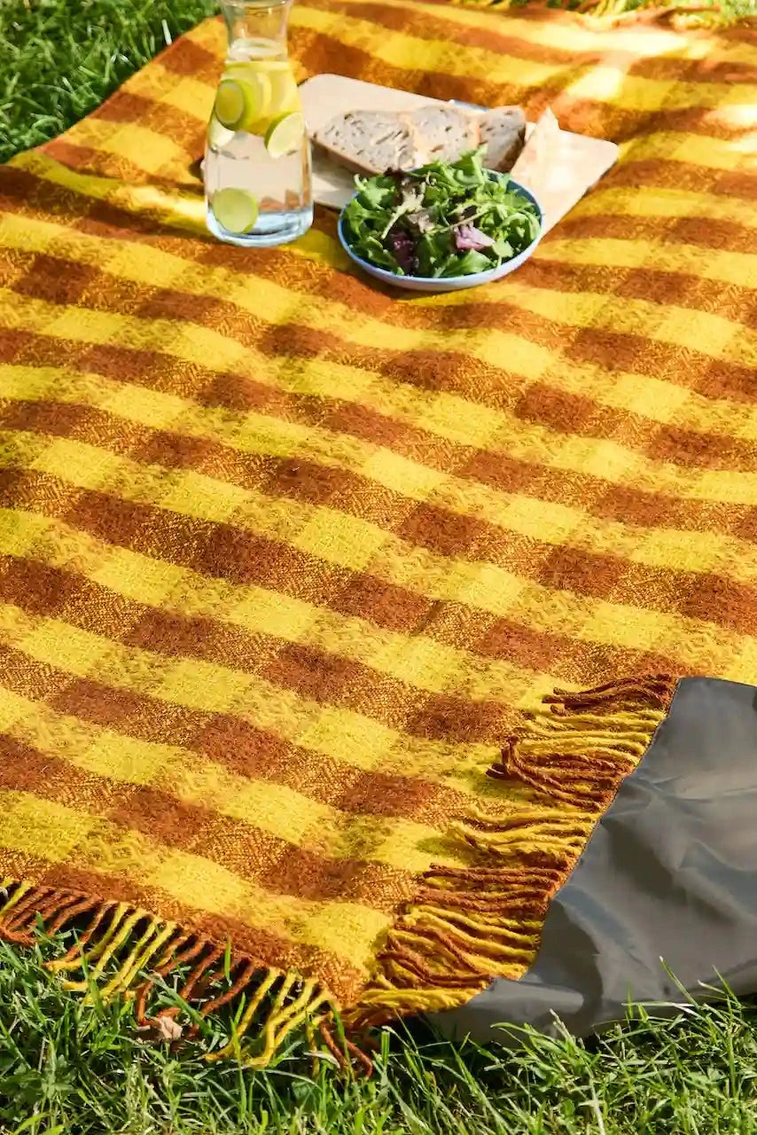 Picknickkleed Polo Okergeel en Bruin geruit - Wol - Leren Draagset - Waterdicht - 145x183cm - Tweedmill by MoodCompanyNL