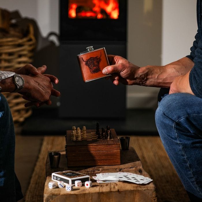 MoodCompanyNL - Game Set met Heupfles Schotse Hooglander - Top Cadeau - Selbrae House Scotland - 5061040753115