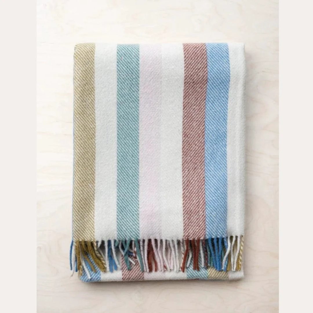Kniedeken Gestreept Regenboog - Gerecycled Wol - 72x190 - TBCo Scotland by MoodCompanyNL