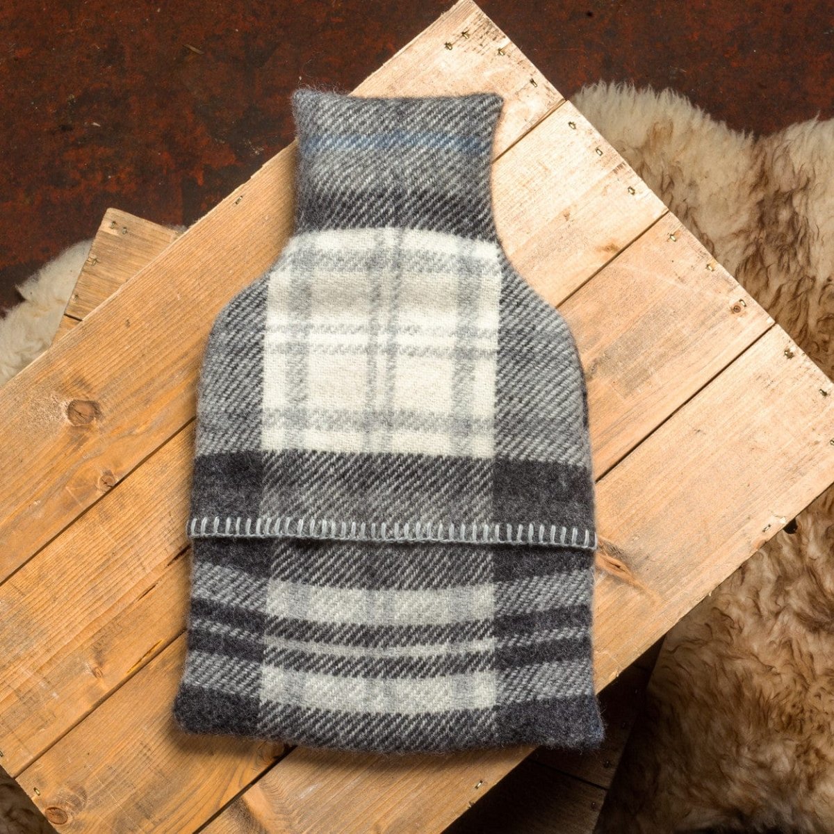 MoodCompanyNL - Kruik Cottage Grijs - 2 liter - Wol - Tweedmill - 5060445897103