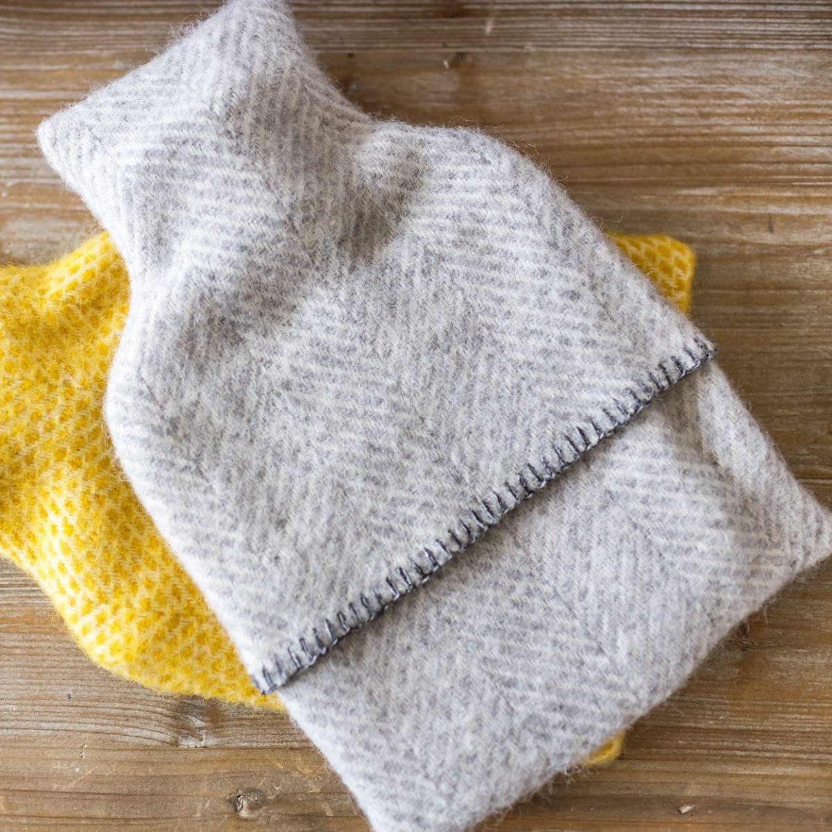 MoodCompanyNL - Kruik Visgraat Grijs - 2 liter - Wol - Tweedmill - 5060567824285