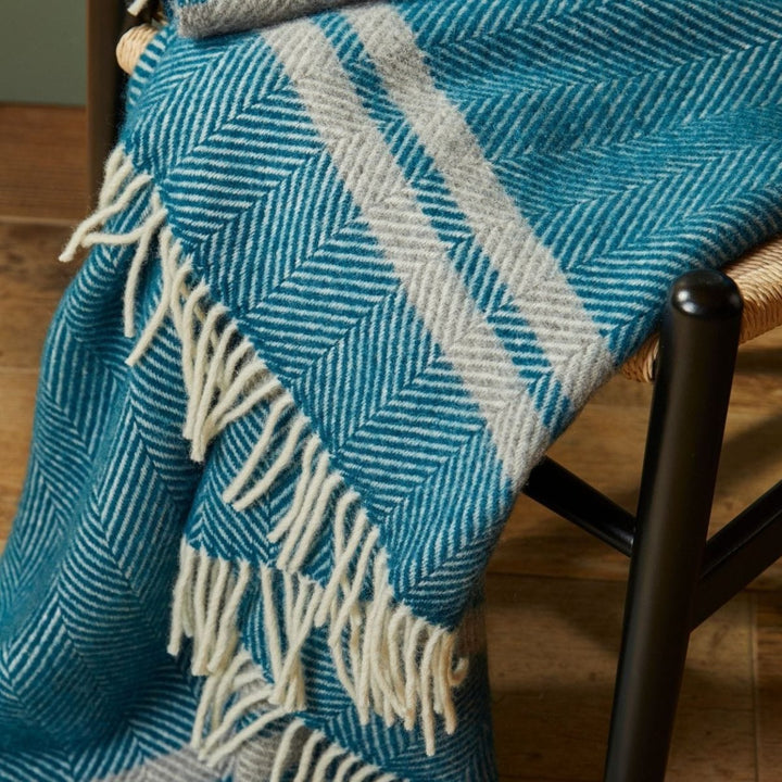 MoodCompanyNL - Plaid Visgraat 2 streep BlauwGroen (Teal) en Grijs - 150x183 - Nieuw Wol - Tweedmill UK - 5060958302743