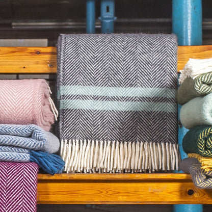 MoodCompanyNL - Plaid Visgraat 2 streep Grijs en Lichtblauw - 150x183 - Nieuw Wol - Tweedmill UK - 5060674572017