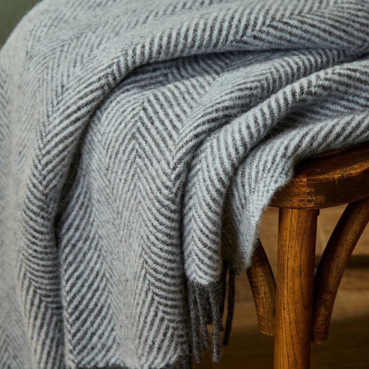 MoodCompanyNL - Plaid Visgraat Lichtblauw met Donkergrijs - 150x183 - Nieuw Wol - Tweedmill UK - 5060958302811