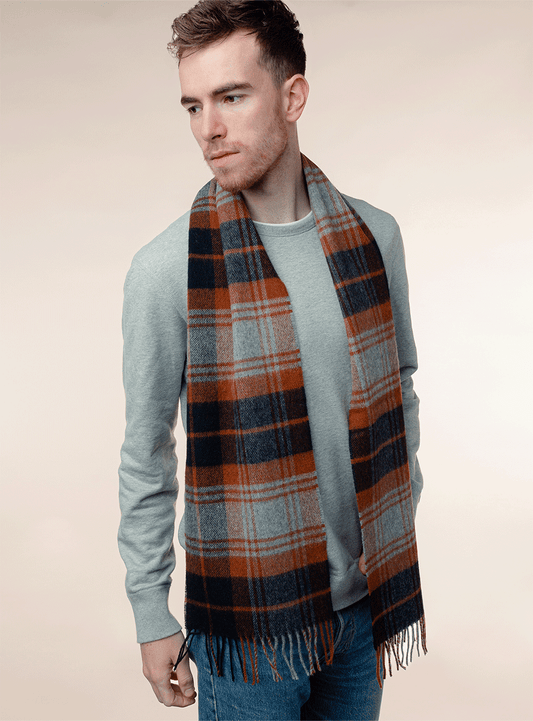 MoodCompanyNL - Sjaal Briggate Blauw Roestbruin - rood (Navy - Rust) - Meriono Lamswol - 25 x 190 - Bronte by Moon Scotland - 6095638623695