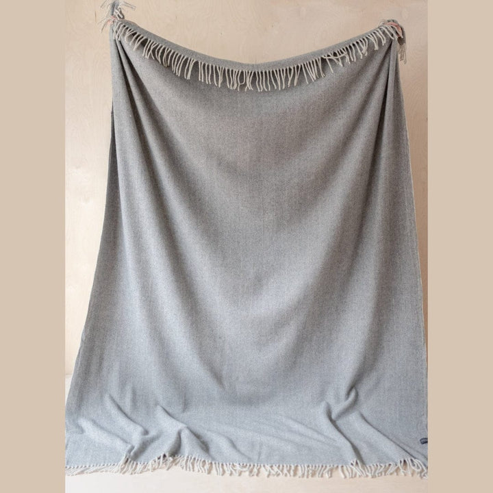 MoodCompanyNL - Sprei Visgraat Grijs (Charcoal Grey) - 175x250 - Gerecycled Wol - TBCo Scotland - 5055603536734