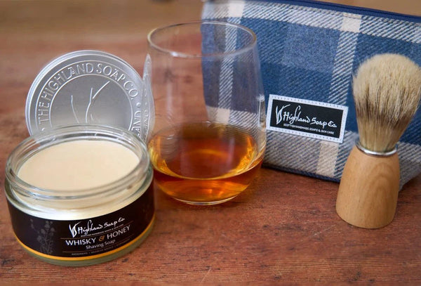 Whisky & Honey – Warm & Zoet - Scheerset - Scheerzeep, kwast en toilettas by MoodCompanyNL